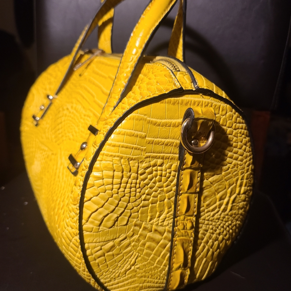 Textured hand bag